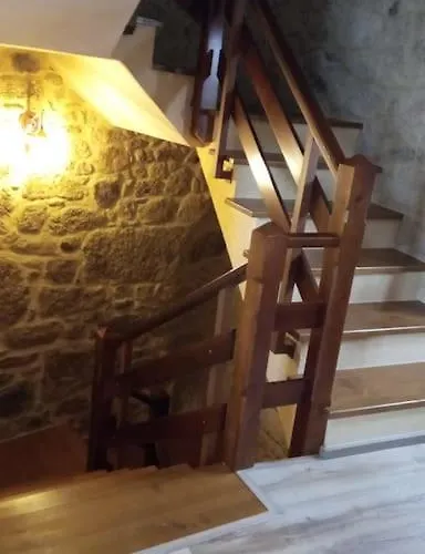Casa de piedra céntrica.
